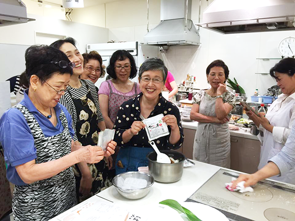 料理研究家の山際千津枝先生による 『はかた地どり料理教室』が開催されました! 5
