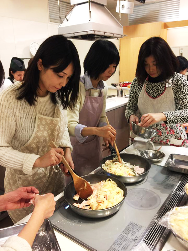 1月11日に博多阪急にて、山際千津枝さまによる 「はかた地どり」料理教室が開催されました!3