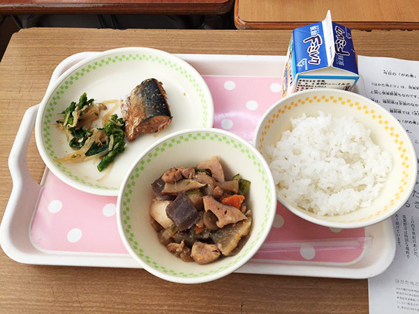 筑紫野市内の小中学校給食で「はかた地どり」のガメ煮が提供されました♪2