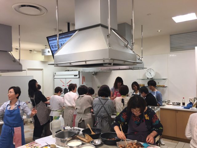 博多阪急百貨店にて「はかた地どり」の料理教室が開催されました2